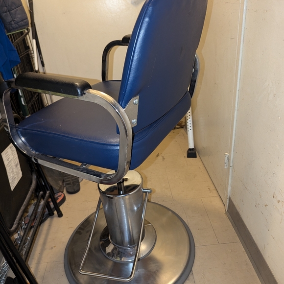 A navy blue salon chair with a hydronic pump - Picture 2 of 6